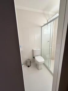 une salle de bain avec toilettes et douche en verre dans l'établissement Casa da Mãe São Pedro, à São Pedro da Aldeia