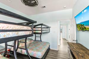 Postel nebo postele na pokoji v ubytování Walk to Sea! Spacious Beachfront w 7BR! Sleeps 28!