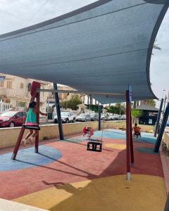 Zona de juegos infantil en Cosy Studio Apartment By The Sea