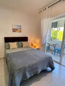 Una cama o camas en una habitación de Cosy Studio Apartment By The Sea