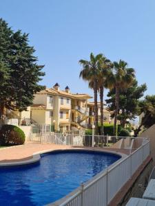 La alberca dentro o cerca de Cosy Studio Apartment By The Sea