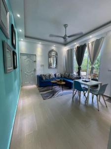 a living room with a blue couch and a table at VILLAS SONJASAA LOFt in Baní +41 photos