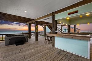 Φωτογραφία από το άλμπουμ του Waves & Whiskey Beachfront HotTub Double Decks! Tiki Bar σε Crystal Beach