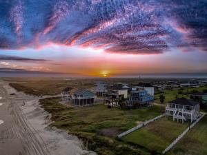 Φωτογραφία από το άλμπουμ του Waves & Whiskey Beachfront HotTub Double Decks! Tiki Bar σε Crystal Beach