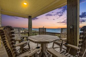 Φωτογραφία από το άλμπουμ του Waves & Whiskey Beachfront HotTub Double Decks! Tiki Bar σε Crystal Beach +35 φωτογραφίες