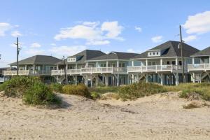 Port BolivarにあるLuxury 3BR Beach Cabin w Gulf Views and Soaking Tubの砂浜の大家