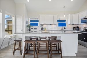 Η κουζίνα ή μικρή κουζίνα στο YELLOW ROSE! Stunning Beachfront 3BR w Wrap Around Deck & Amazing views