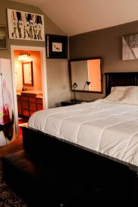 a bedroom with a large white bed in a room at Luxury 4br home, 2 king,1 queen, 3bed, 4tv in Wichita Falls