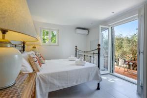 En eller flere senge i et værelse på Villa Natura, Tranquility & Privacy near Acharavi + 49 billeder