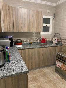 une cuisine avec un évier et un plan de travail dans l'établissement fully furnished apartment with 3 Rooms & 3 Bath in Rehab City, à Burg el-Ḥudûd