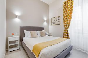 une chambre avec un lit avec une couverture jaune dessus dans l'établissement SCIPIONI 40 GUESTHOUSE, à Rome 44 autres photos