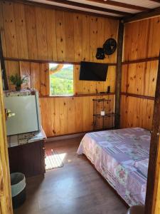 ein Schlafzimmer mit einem Bett und einem großen Fenster in der Unterkunft Cabana Hostel Eco Park in São Pedro + 22 Fotos