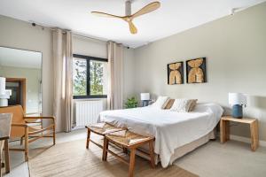 Un dormitorio con una cama, una mesa y una silla. en Son Simo D'alt, en Alcudia 55 fotos más