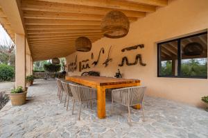 Una mesa y sillas de madera en un patio. en Son Simo D'alt, en Alcudia