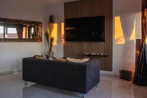 Μια τηλεόραση ή/και κέντρο ψυχαγωγίας στο Apartments "CALMA" with Private Pool - Suitable for Groups of People