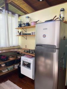 a kitchen with a refrigerator and a stove at Colina Panzani in Ratones