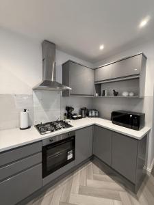 Η κουζίνα ή μικρή κουζίνα στο A home away from home +23 φωτογραφίες