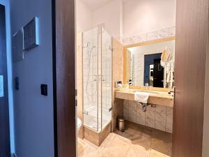 デュッセルドルフにあるDEVIN Art Hotelの洗面台、シャワー、トイレ付きのバスルーム +79枚の写真