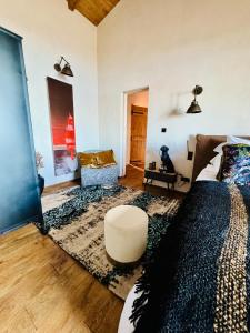 una camera da letto con un letto, un divano e una sedia di Terradigaya a Pietrosella