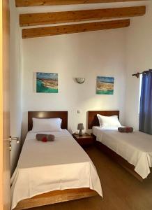two beds sitting next to each other in a bedroom at Casa Maria Apartments in Santa Maria