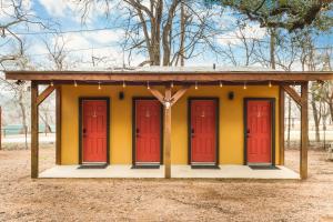 Φωτογραφία από το άλμπουμ του Sweet Grass - Tipi 1 σε New Braunfels