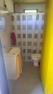 un baño con lavabo e inodoro en Ty Hapus, en El Bolsón