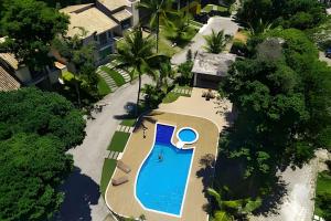 an overhead view of a swimming pool in a resort at Casa Verde - Cinco suítes, cond. piscina,1.3km do centro in Arraial d'Ajuda