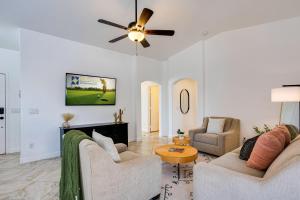 - un salon avec deux canapés et un ventilateur de plafond dans l'établissement Torrey Pines Chandler, à Sun Lakes