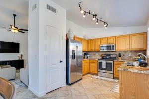une cuisine avec des armoires en bois et un réfrigérateur en acier inoxydable dans l'établissement Torrey Pines Chandler, à Sun Lakes 30 autres photos