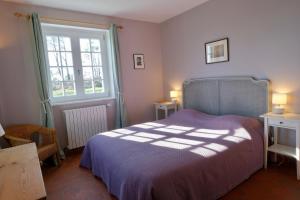 Un dormitorio con una cama y una ventana grande. en Villa ile Vierge-Crozon, Nature, mer, site classé, en Crozon
