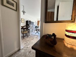 une chambre avec une table et un panier sur un comptoir dans l'établissement Résidence Le Furon - Spacieux 2 pièces MAE-2354, à Villard-de-Lans 3 autres photos