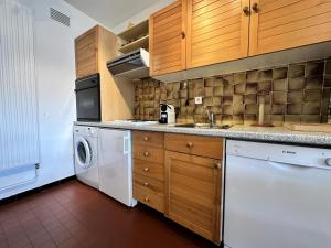 une cuisine avec un lave-vaisselle blanc et un évier dans l'établissement Résidence Le Furon - Spacieux 2 pièces MAE-2354, à Villard-de-Lans