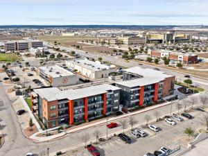 uma vista aérea de uma cidade com estacionamento em The Mercer em New Braunfels
