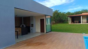 an open patio with a kitchen and a house at Casa de campo Serra do Cipó in Serra do Cipo