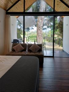 Zona de estar de Tree House, Cabaña privada con Jacuzzi