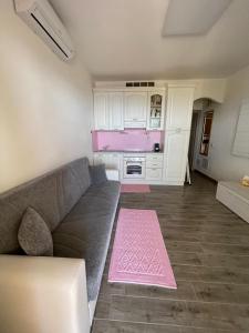 a living room with a couch and a kitchen at Da Marta Appartamento VISTA MARE MOZZAFIATO ISOLA ROSSA in Cascabraga +51 photos