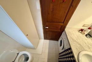A bathroom at Terrazza del Mare (by Vacation Service)