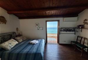 A bed or beds in a room at Terrazza del Mare (by Vacation Service)