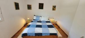 a bedroom with a bed with blue and white sheets at Sítio da Cornucópia Casa Principal in Moncarapacho