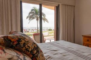 ein Hotelzimmer mit Bett und Blick aufs Meer in der Unterkunft Casa Amigos , entire 3 bedroom ground floor condo at Playa Grande Condominium Resort in El Coco + 37 Fotos