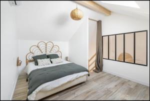 Un dormitorio con una cama grande con cabecero de madera. en Villa Mimosa et SPA, en Andernos-les-Bains