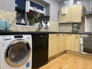 cocina con lavadora en JM cozy double room with huge garden, en Wainscot