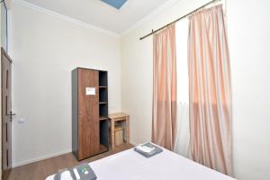 una piccola camera da letto con un letto e una finestra di P&A guest house a Yerevan