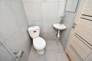 un piccolo bagno con un water e un lavandino di P&A guest house a Yerevan