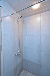 un bagno con doccia con porta in vetro di P&A guest house a Yerevan