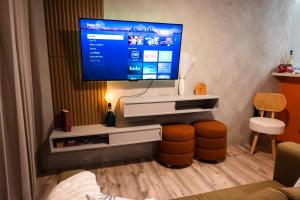 TV a/nebo společenská místnost v ubytování Seaside Escape at Luquillo Beach - Palma Luxe Studio