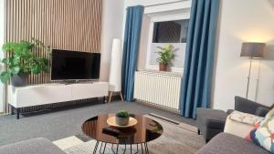 a living room with a couch and a table at Ferienwohnung LandLicht mit Terrasse in ruhiger Lage in Sulingen