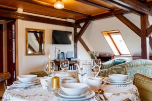 a table with plates and glasses on top of it at Stara Kamienica in Szczytno