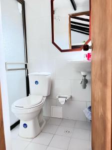 ビージャ・デ・レイバにあるHospedería Villa Lucíaのトイレと洗面台付きのバスルーム