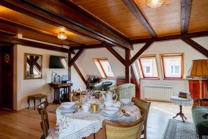 a dining room with a table and chairs at Stara Kamienica in Szczytno